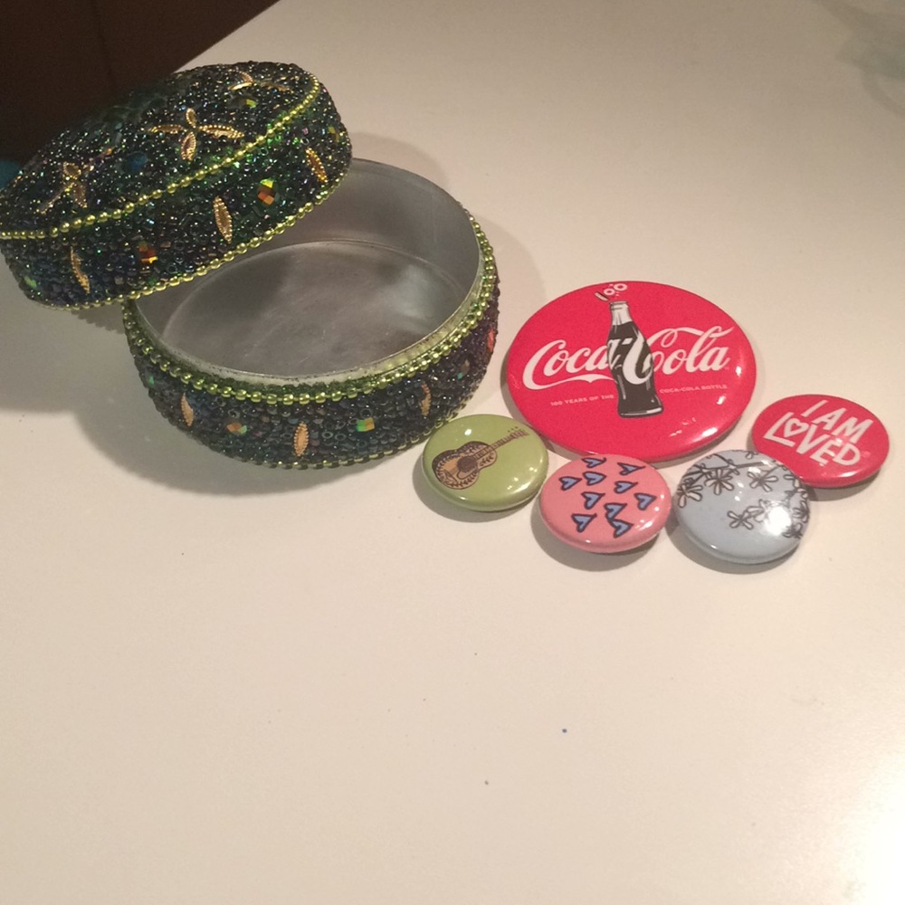 Sparkly box with pins